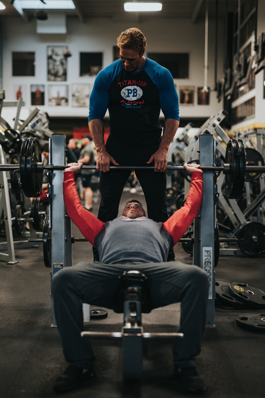 Foto ilustrativa de coach auxiliando aluno durante exercício